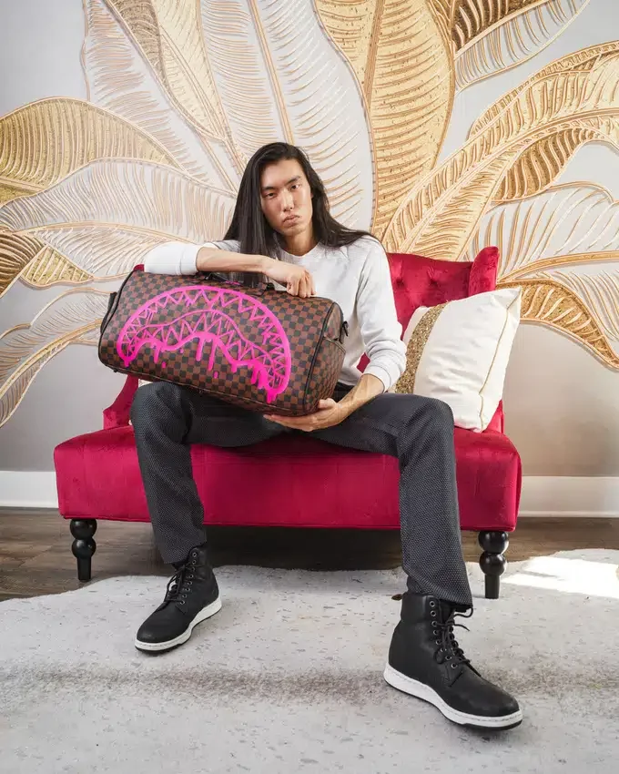THE ARTISTS TOUCH DUFFLE